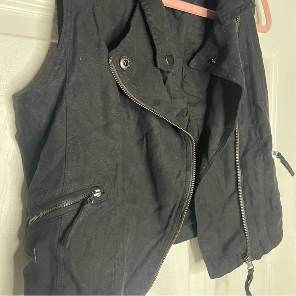 ⭐️(M) decree black vest - Picture 2 of 4